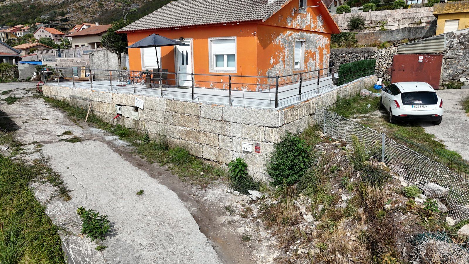 Vista aérea con dron del nuevo muro de contención de granito gallego y terraza mirador en Mougás Oia