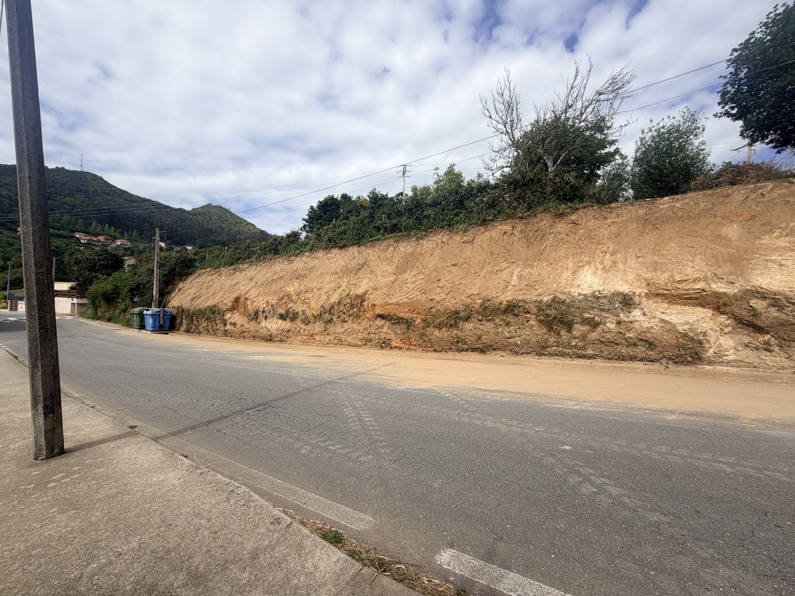 Vista longitudinal del talud tendido mecánicamente y calzada despejada