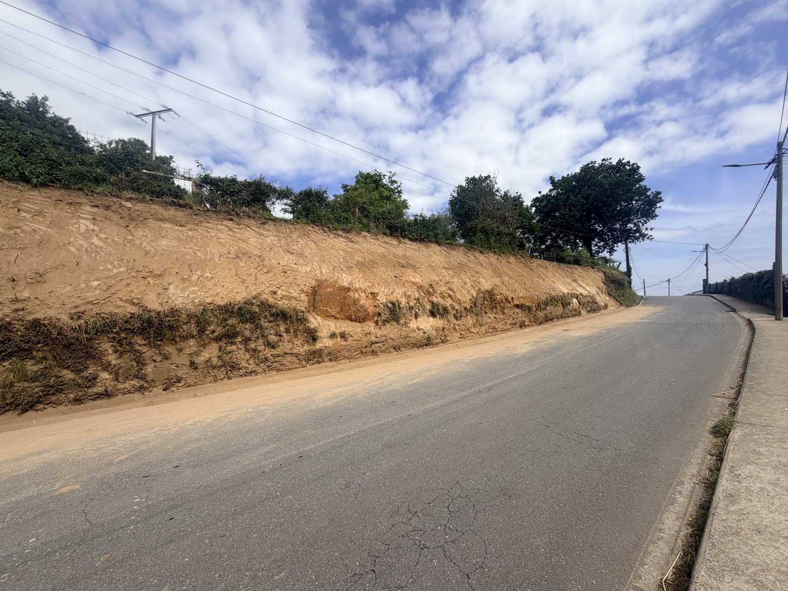 Vista de conjunto del vial municipal y talud subsanado favorablemente