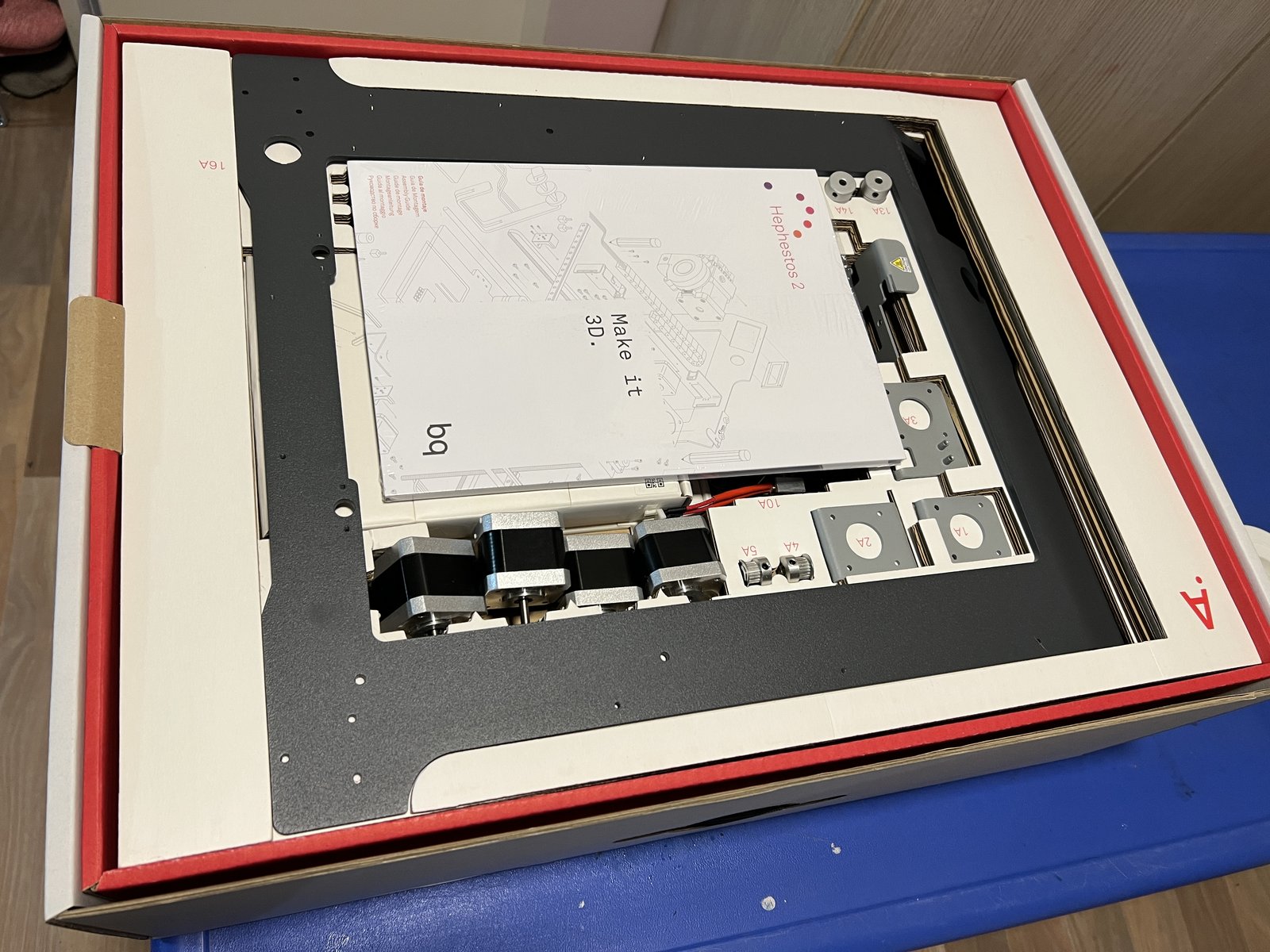 Bandeja superior del kit con manual técnico y motores paso a paso