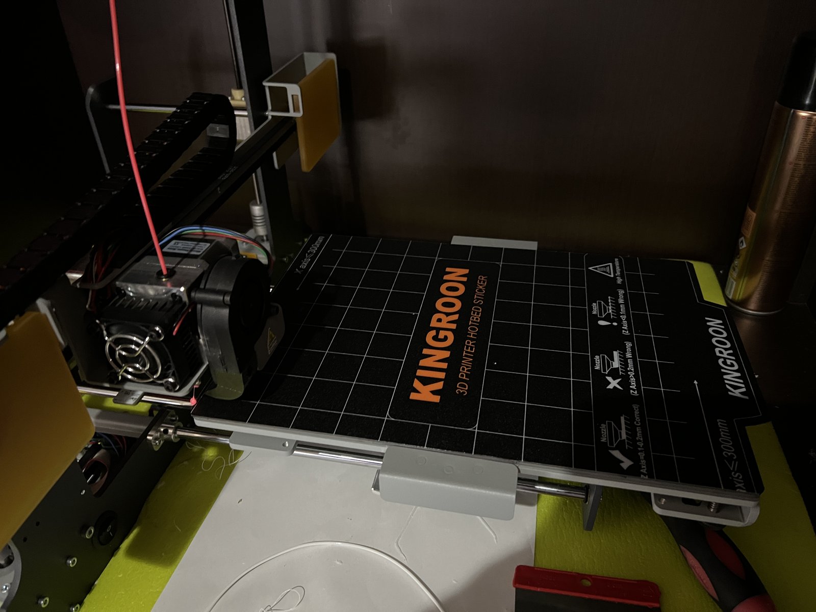 Impresora 3D BQ Hephestos 2 operativa en el puesto de trabajo con base Kingroon
