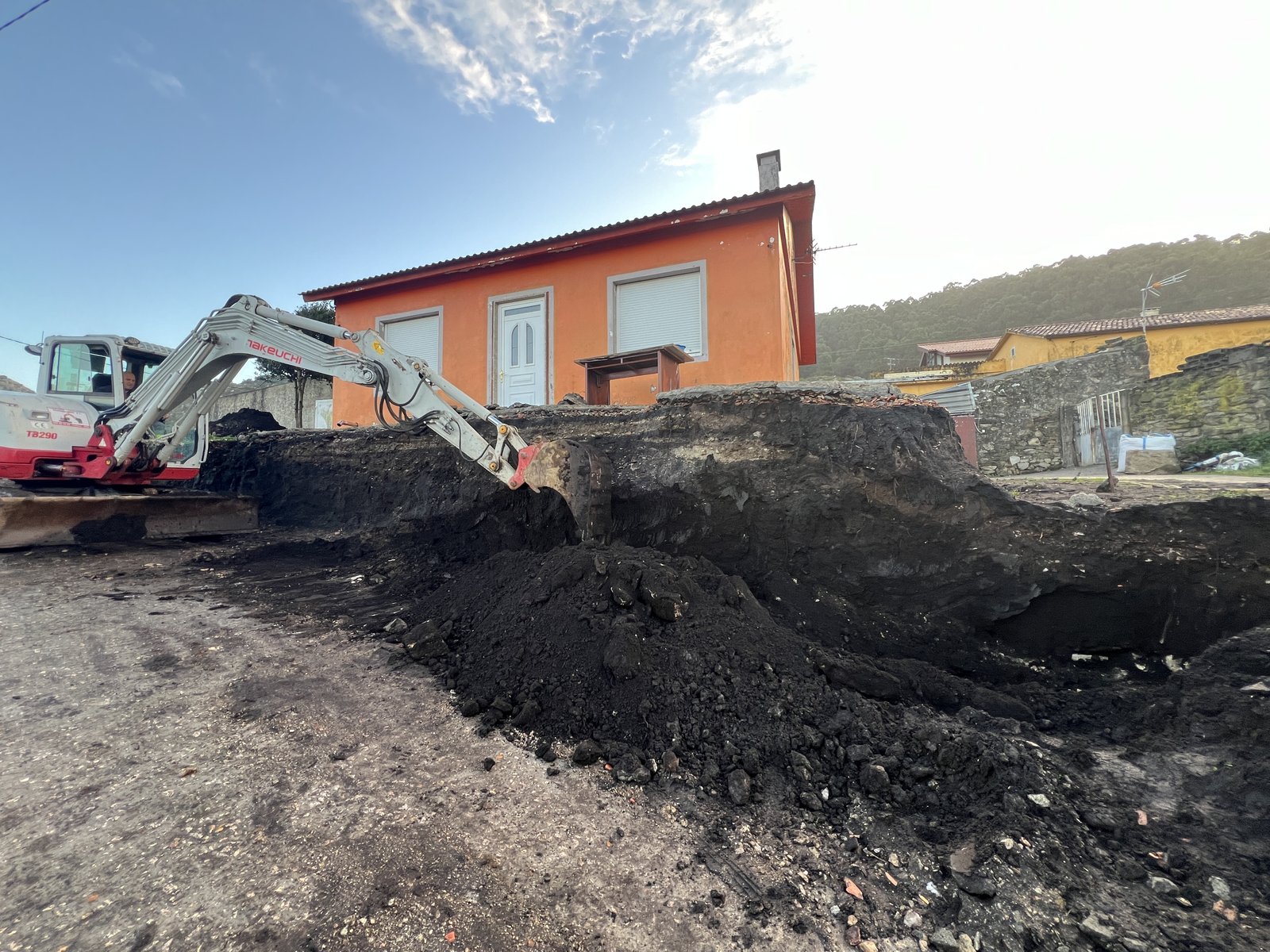 Replanteo y levantamiento de sillería de piedra país próxima a la vivienda