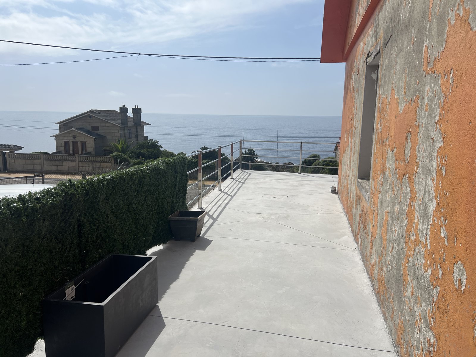 Terraza mirador terminada con vistas al océano Atlántico en Mougás