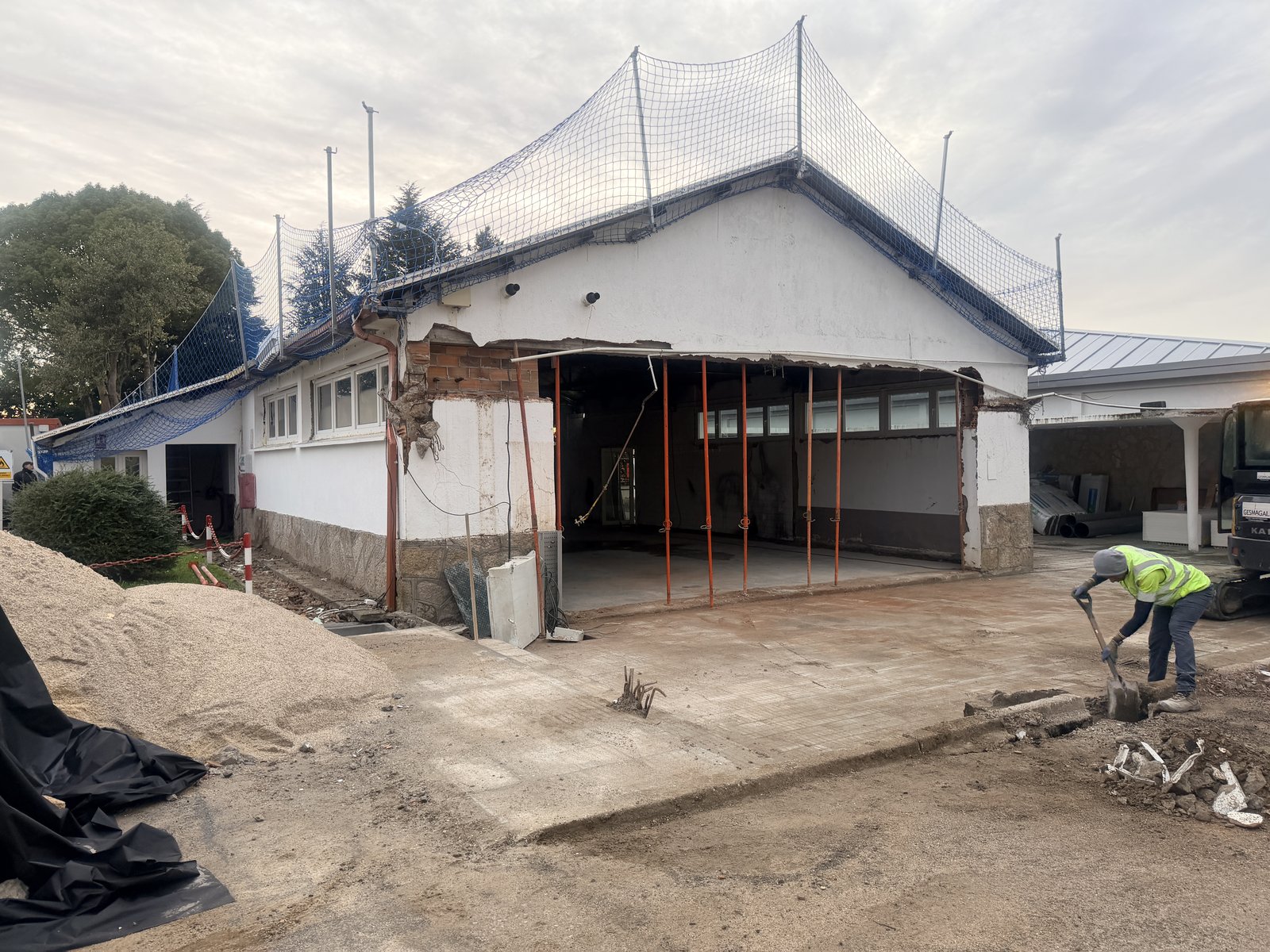 Instalación de nueva cubierta con panel sándwich aislante