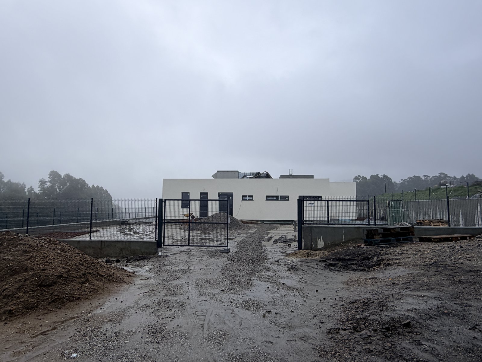 Fachada principal terminada del Centro de Educación Infantil CEI
