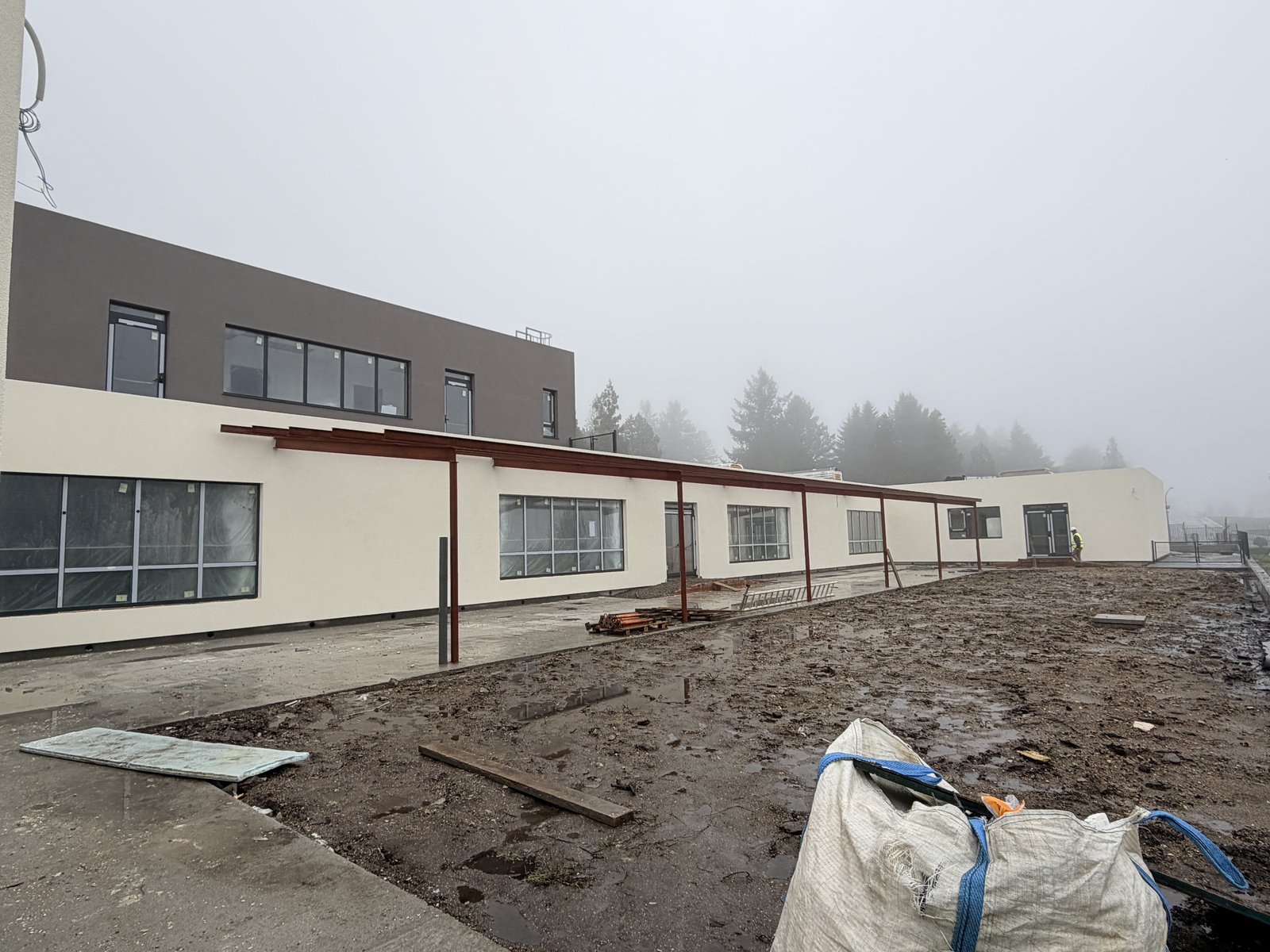 Edificio terminado del CEI en la Base Militar de Figueirido: guardería en planta baja y dirección en planta alta
