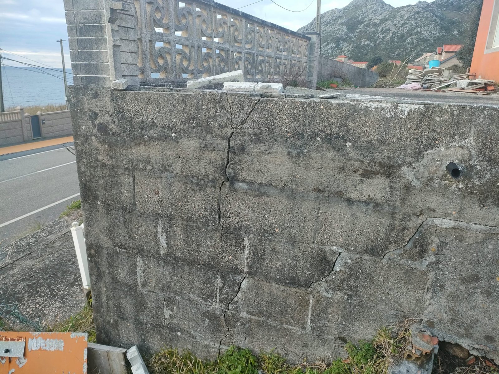 Grave fractura vertical y riesgo de colapso en el muro original en 2024
