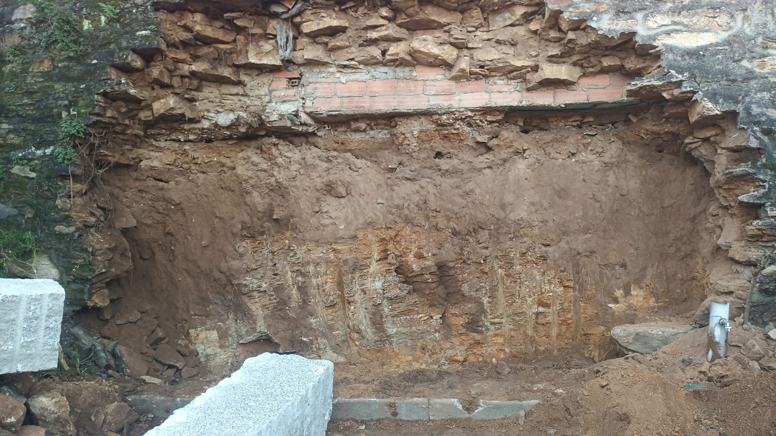 Acopio de perpiaño de granito en obra en Vigo