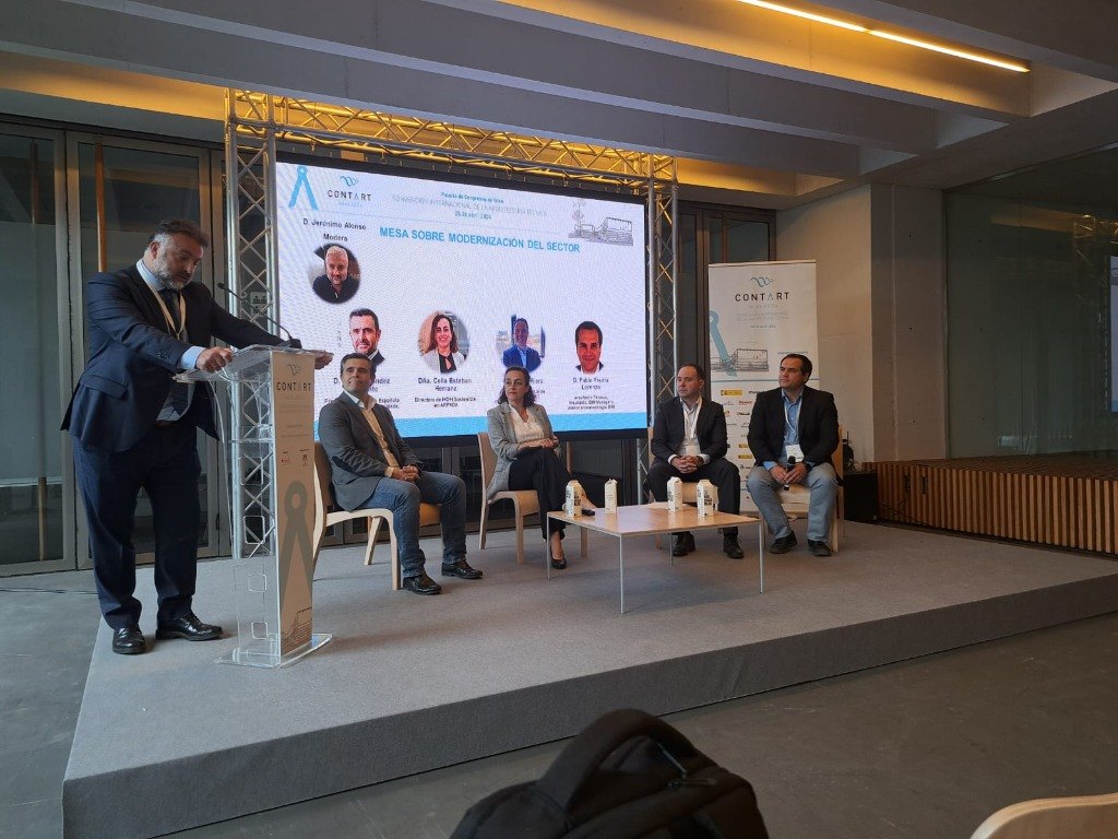Presentación desde el atril de la Mesa sobre Modernización del Sector en CONTART 2024 Ibiza con Pablo Freiría Lorenzo en el escenario