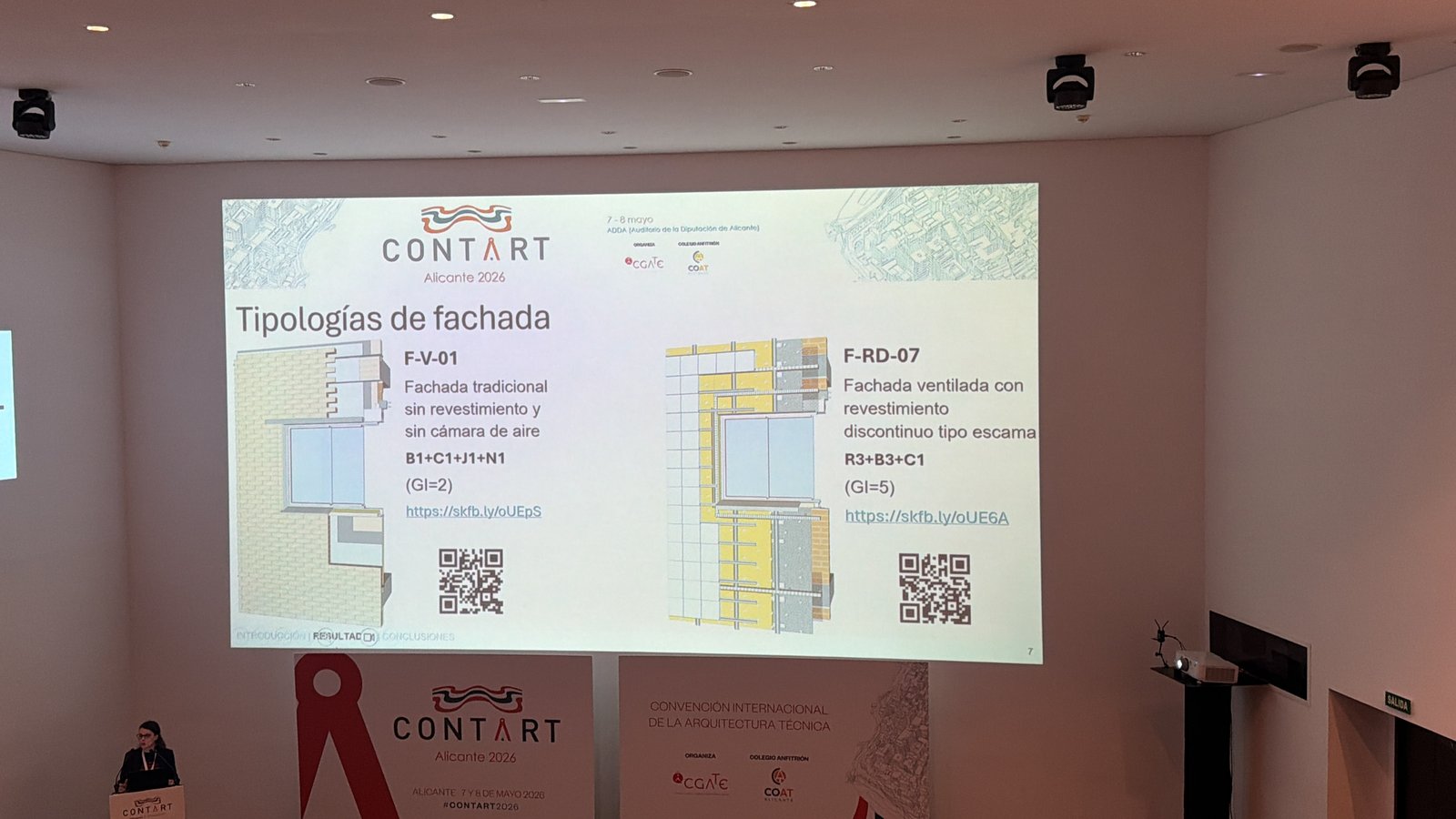 Proyección en la sala de CONTART Alicante 2026 de modelos 3D interactivos comparando fachadas ventiladas discontinuas y tradicionales