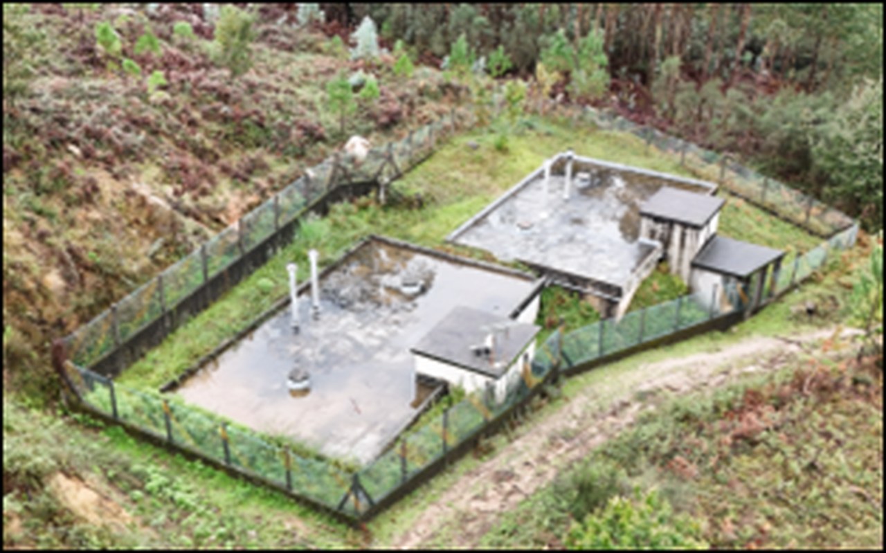 Vista aérea con dron del recinto de los depósitos de agua potable de la Comunidad de Aguas de Vincios en Gondomar