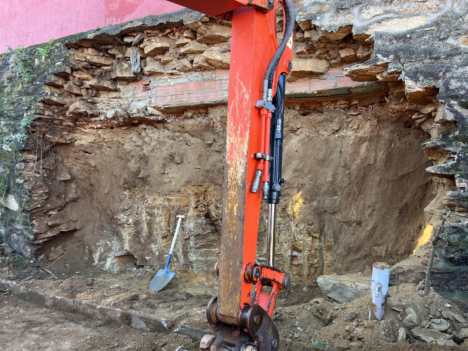 Desescombro con miniexcavadora en talud de Vigo