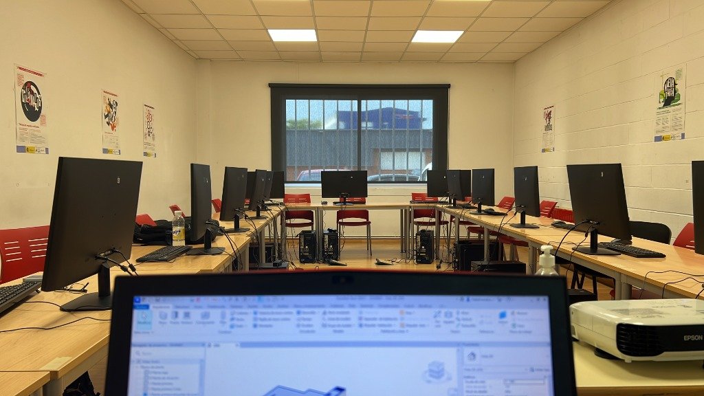 Aula informática de la Fundación Laboral de la Construcción en Vigo con modelo paramétrico de Autodesk Revit en primer plano