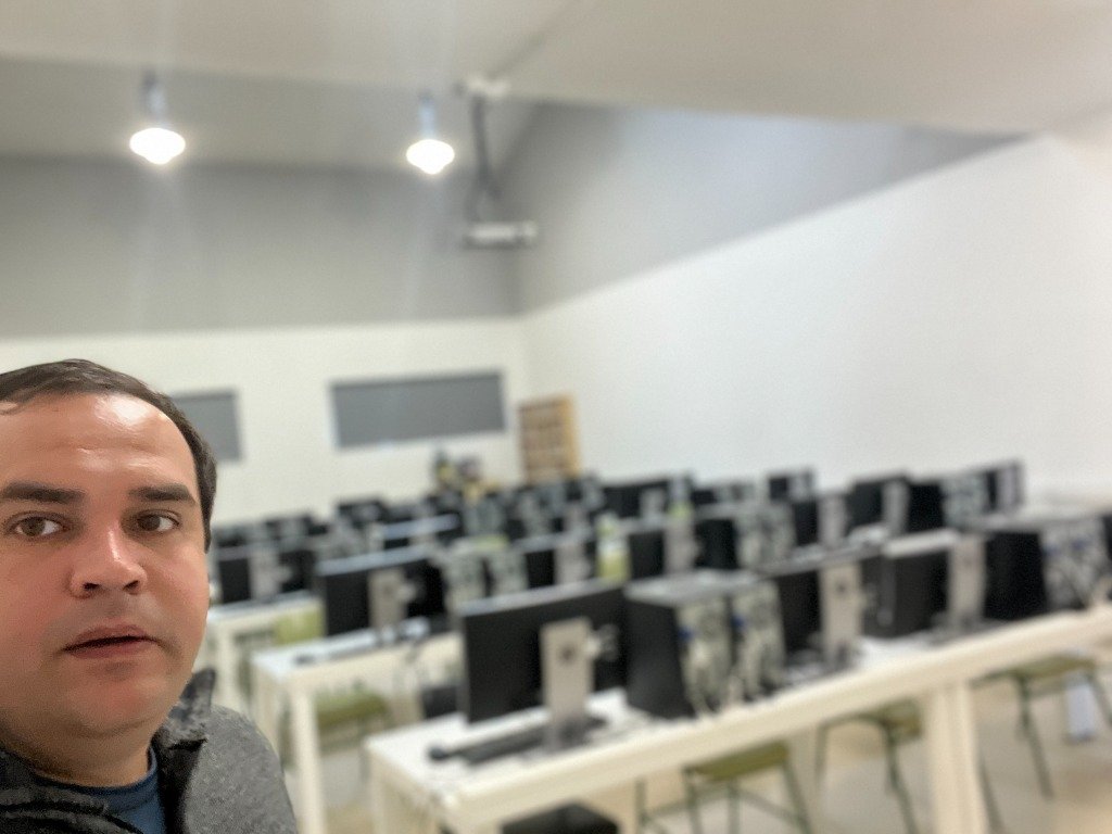 Pablo Freiría Lorenzo en el aula informática del IES Ribeira do Louro de O Porriño para el curso Cefore de BIM aplicado al sector de la piedra