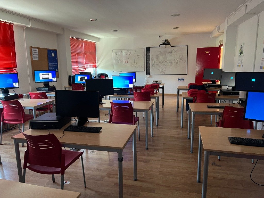 Puestos individuales con distancia de seguridad preventiva en el aula informática de la Fundación Laboral de Vigo para el curso de Presto