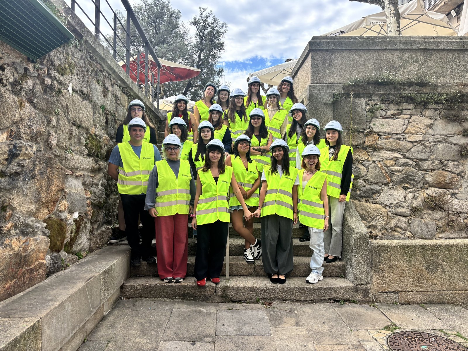 Pablo Freiría Lorenzo junto a los alumnos de la Escuela Superior de Diseño Aula D en Vigo equipados con los cascos blancos y chalecos reflectantes cedidos por MUSAAT en octubre de 2025