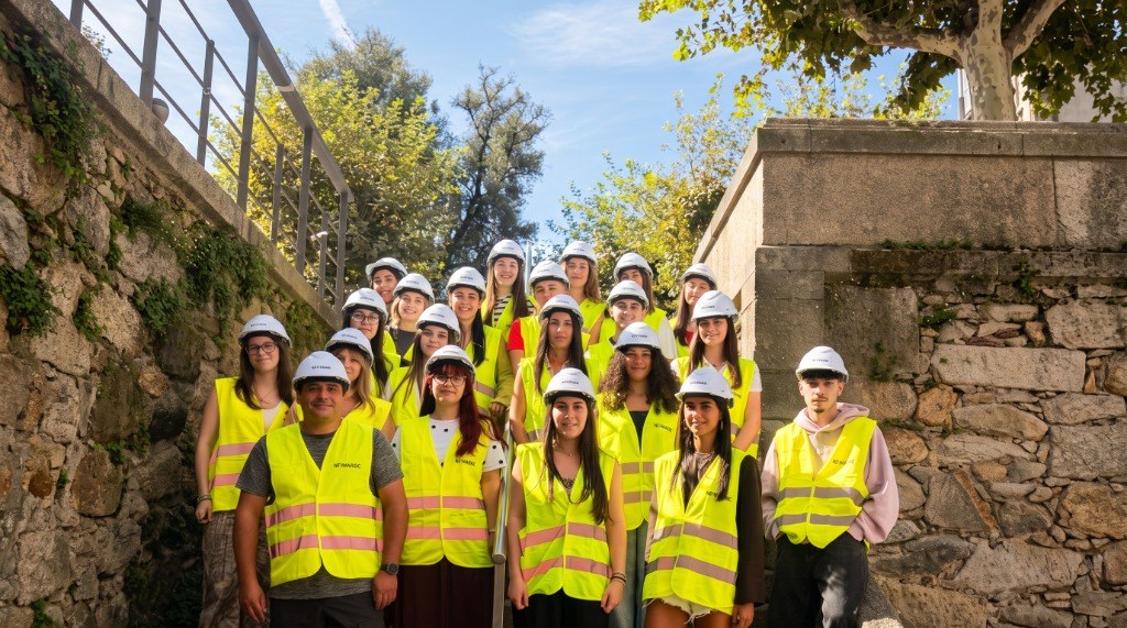 Pablo Freiría Lorenzo junto a los alumnos de la Escuela Superior de Diseño Aula D en Vigo con los cascos y chalecos reflectantes entregados por cortesía de MUSAAT para visitas a obra