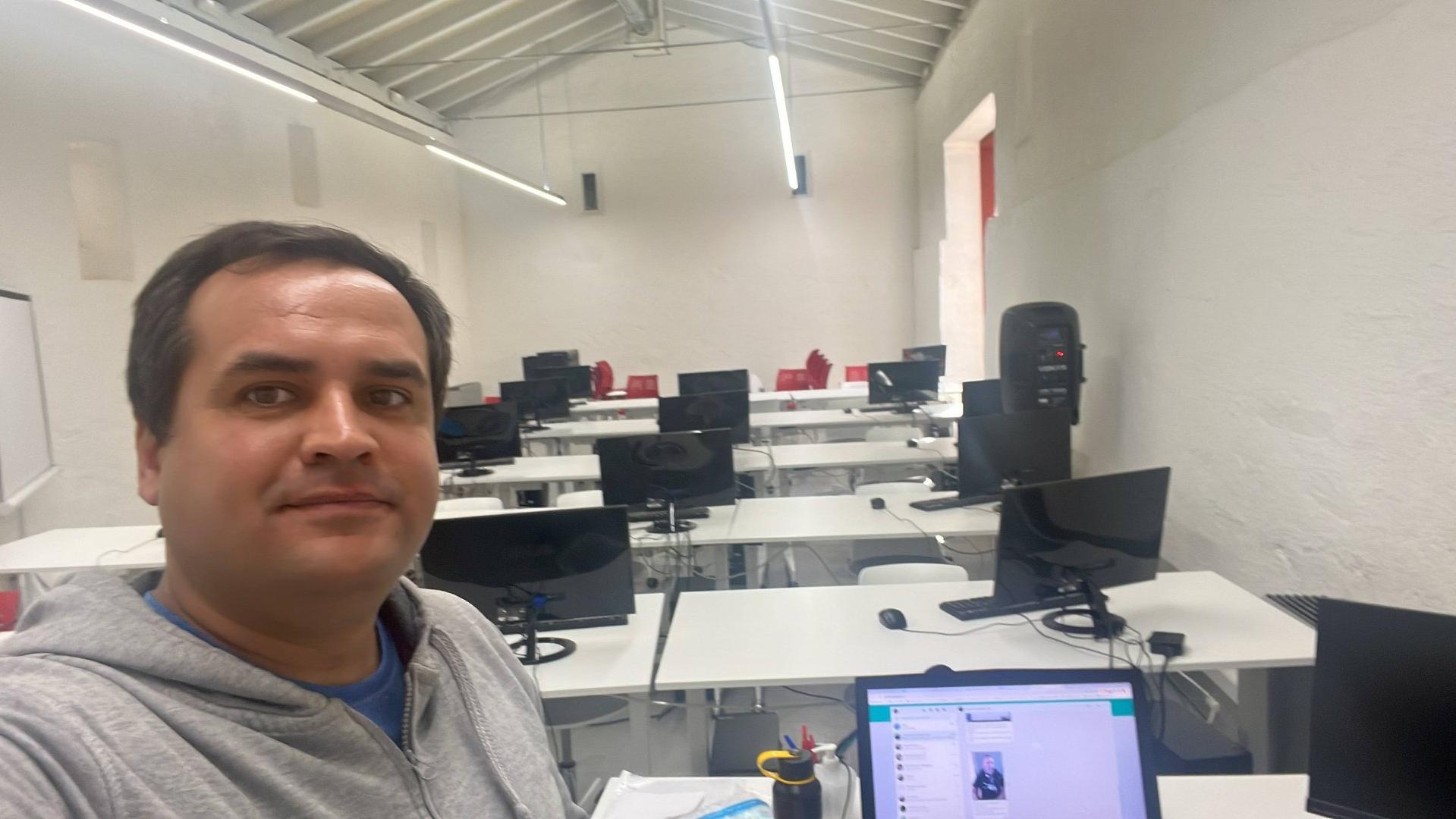 Pablo Freiría en el aula de informática de la Fundación Laboral en Santiago