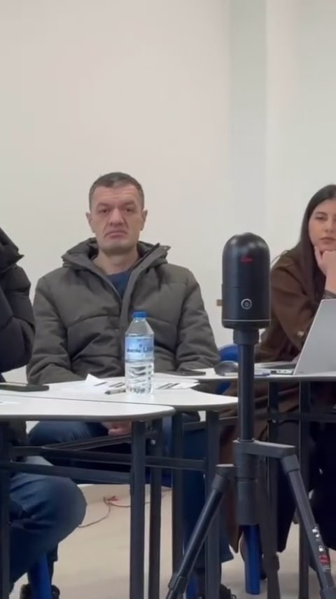 Pablo Freiría Lorenzo en el aula del IES Ribeira do Louro explicando tecnologías de fotogrametría y LiDAR a los socios internacionales de BIM4WB