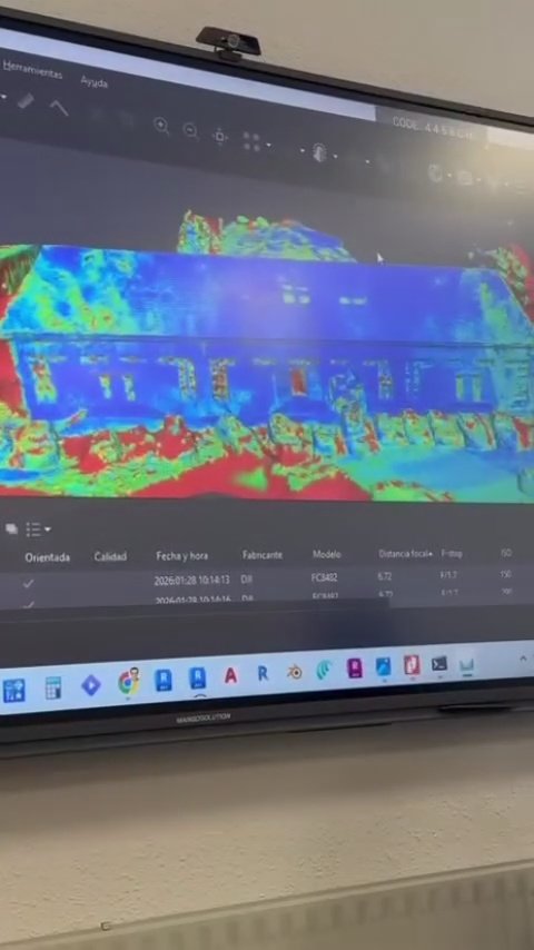 Participantes del encuentro BIM4WB realizando levantamientos de campo y escaneos de paramentos en el IES Ribeira do Louro