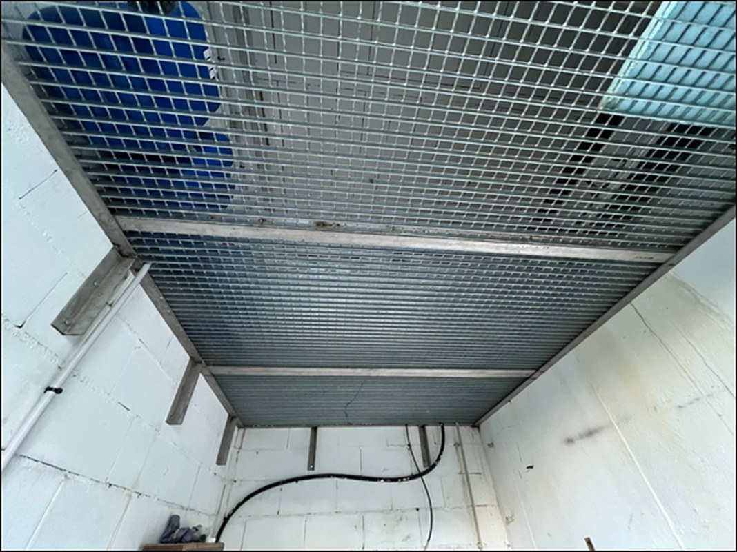 Subestructura metálica inferior de acero galvanizado soportando el piso de tramex