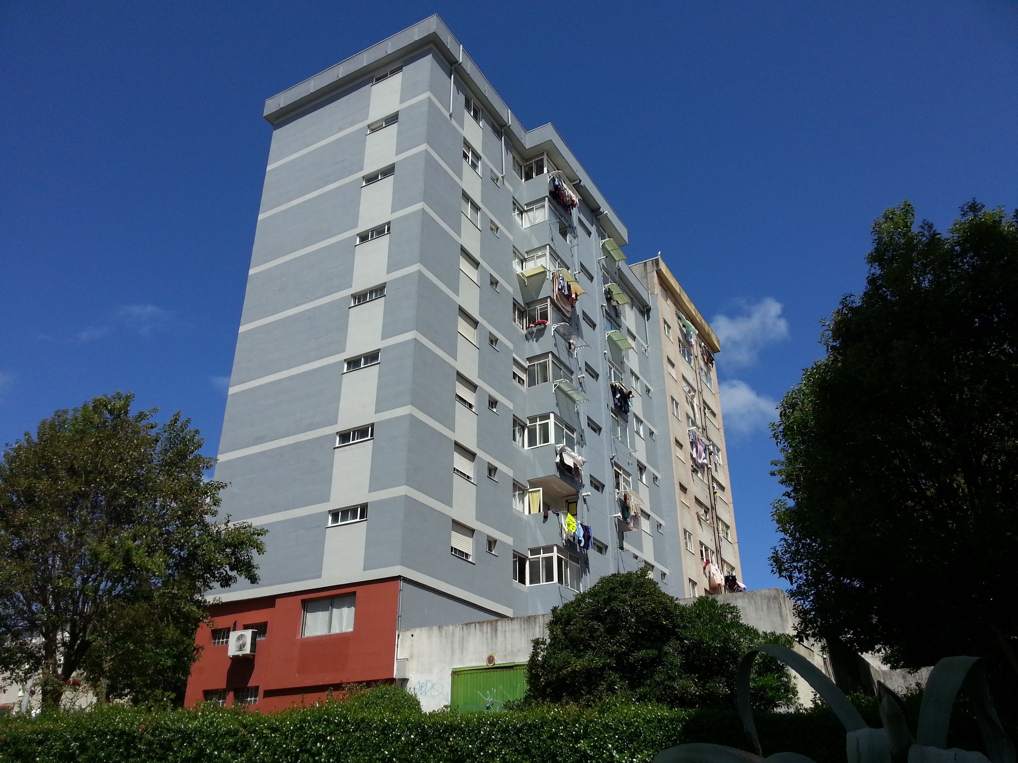 Vista exterior de la envolvente y huecos acristalados de edificio plurifamiliar en Vigo