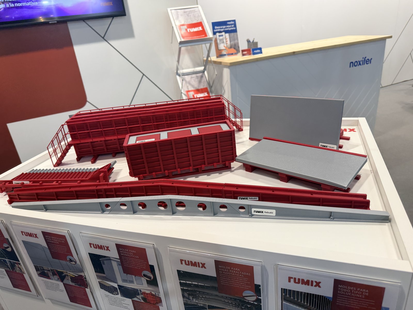 Stand de prefabricación e industrialización con moldes metálicos para vigas peraltadas en la feria REBUILD en IFEMA Madrid
