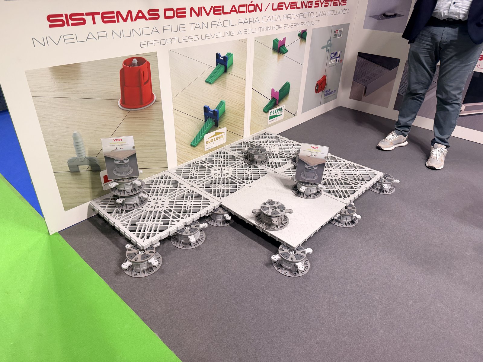 Demostración de calzos y bridas autonivelantes para colocación de gres porcelánico de gran formato en REBUILD