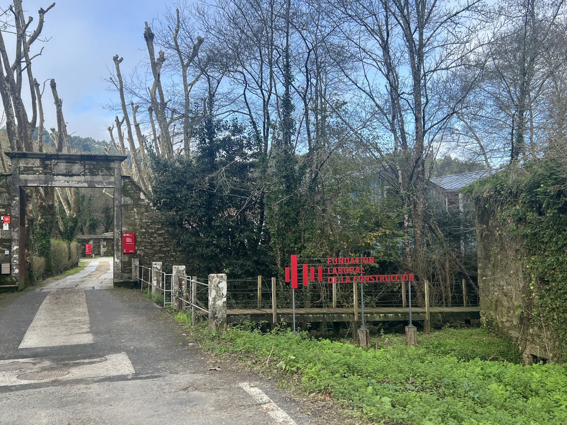 Entrada al Centro de Formación de la Fundación Laboral de la Construcción de Galicia en Santiago de Compostela