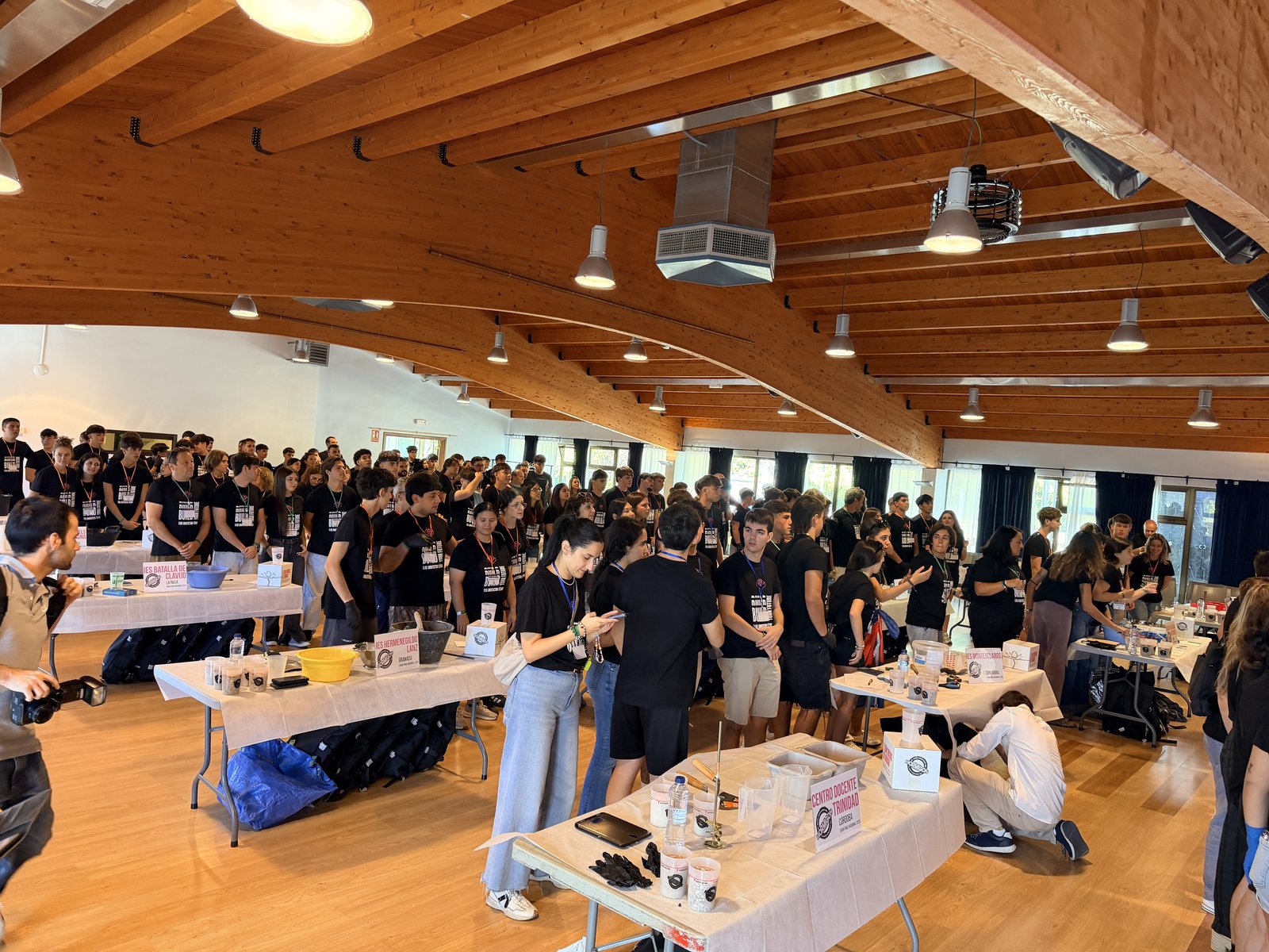 Panorámica de la sala de El Escorial llena con los estudiantes y docentes de las 29 provincias finalistas de El Gran Concurso del Hormigón 2026