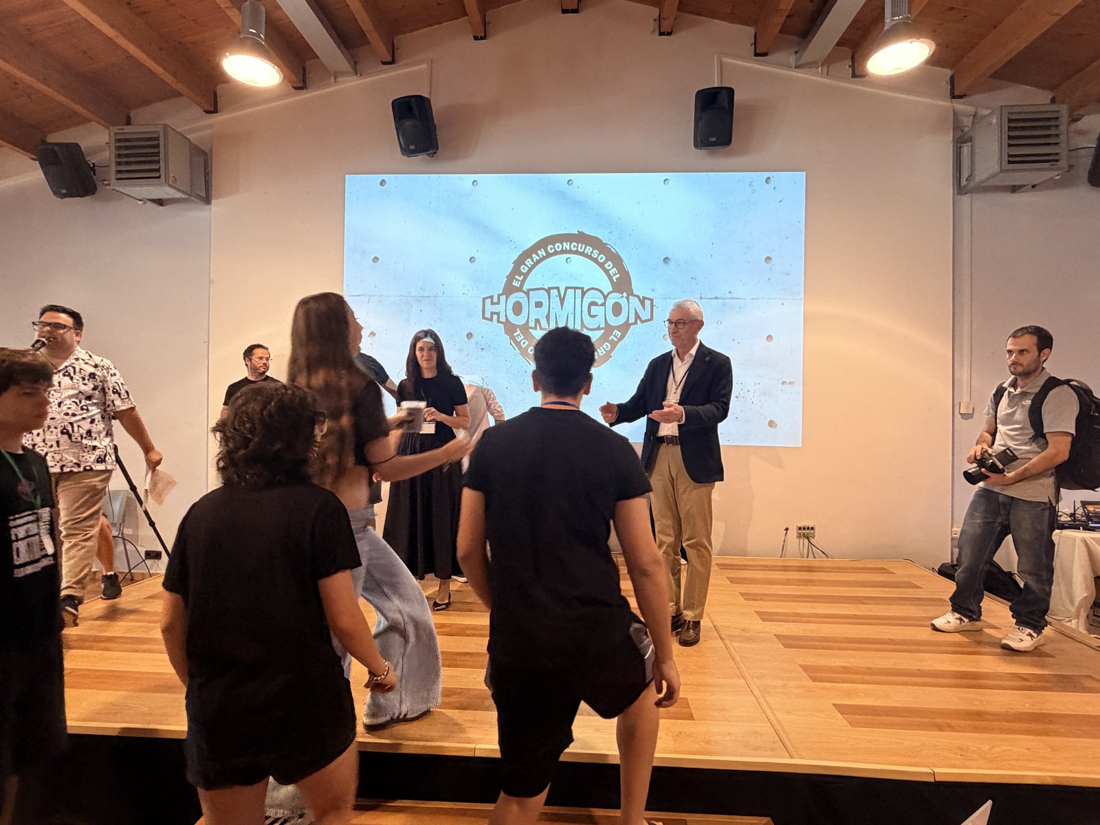 Entrega de la probeta de hormigón en el escenario principal de El Escorial ante la organización del CGATE en El Gran Concurso del Hormigón 2026