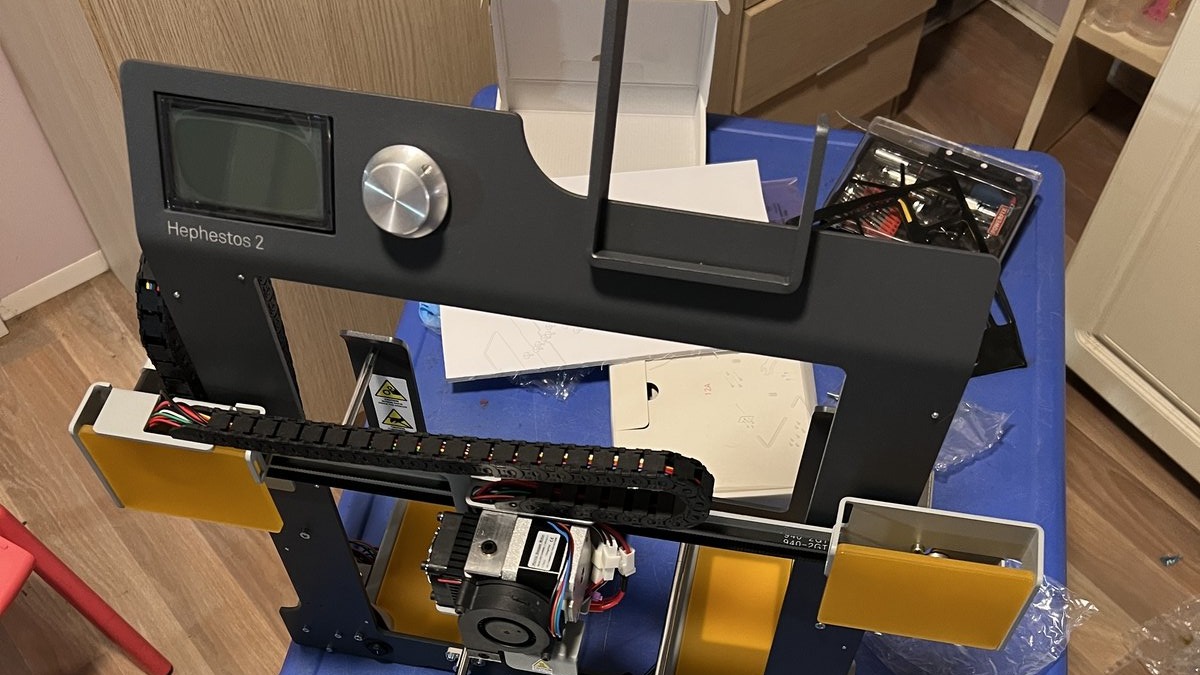 Impresora 3D BQ Hephestos 2 con chasis de acero, pantalla LCD de control y extrusor para prototipos arquitectónicos
