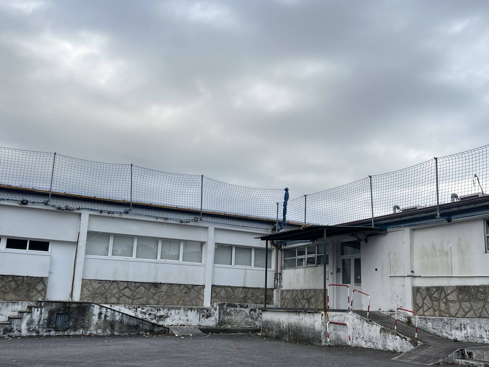 Nuevas instalaciones eléctricas y focos exteriores estancos en fachada y cubierta