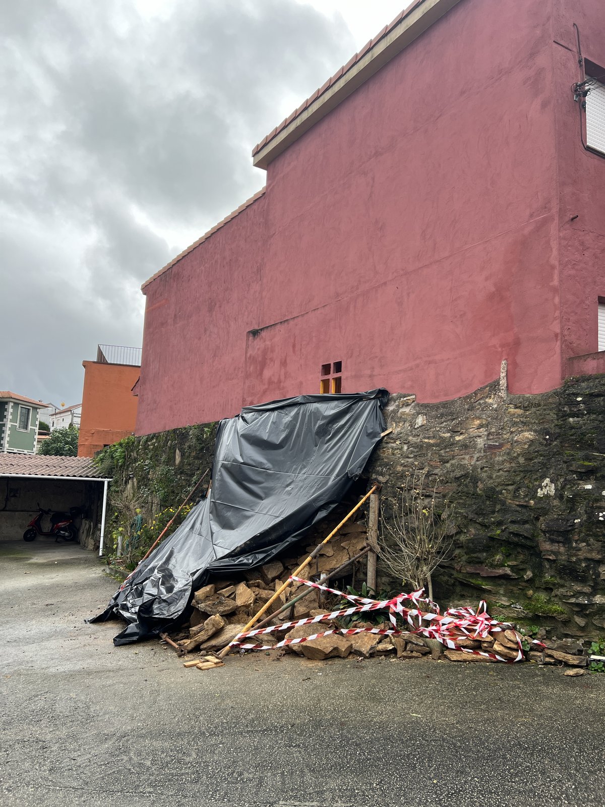Medidas cautelares de apuntalamiento y lona impermeable en Vigo
