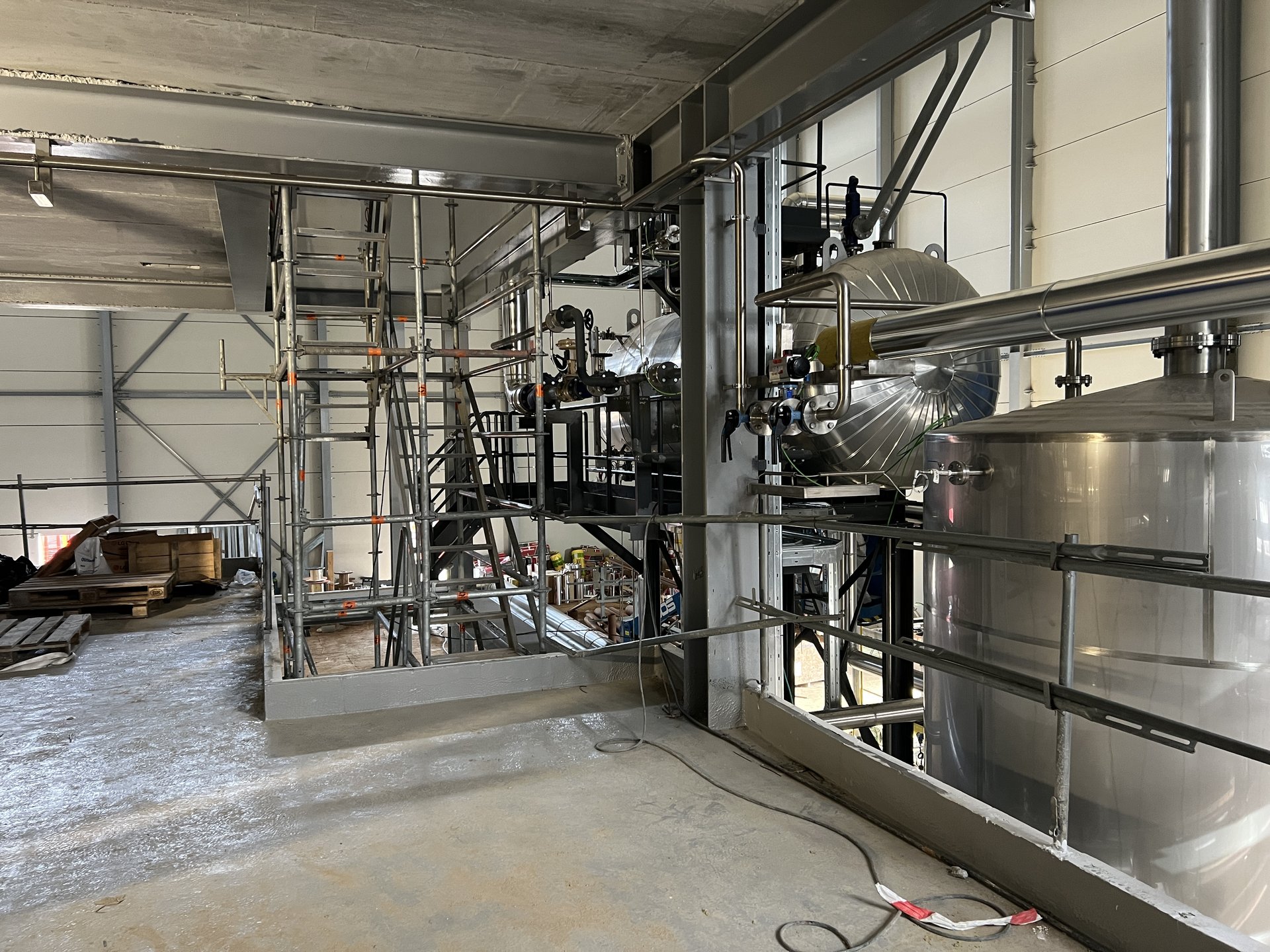 Montaje de tuberías industriales soldadas y depósitos de acero inoxidable en Estrella Galicia Morás