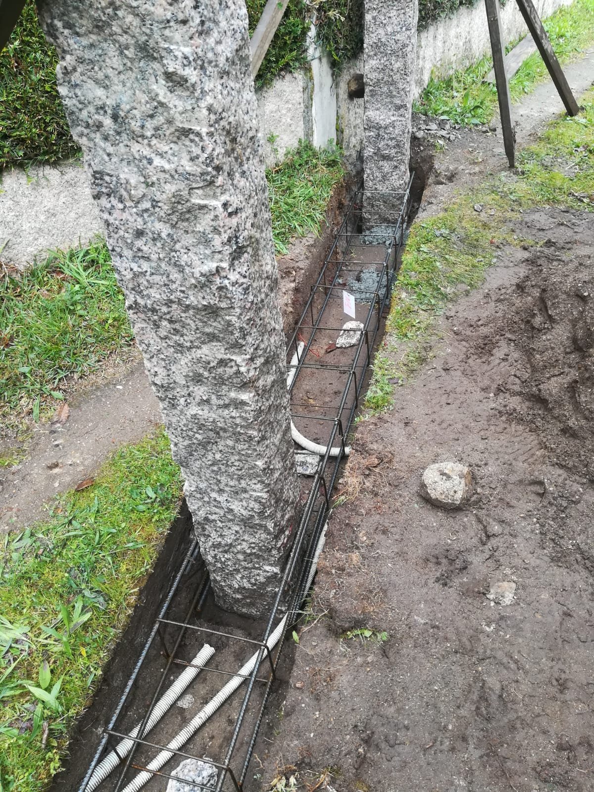 Postes de granito y zócalo en Gondomar