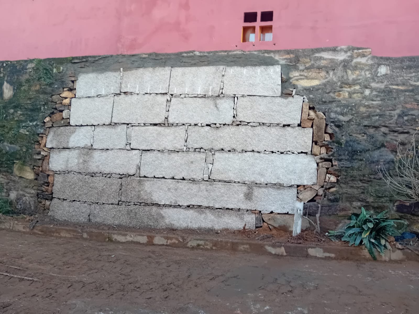Muro de contención de sillería de granito perpiaño trabado bajo cimentación de vivienda en Vigo