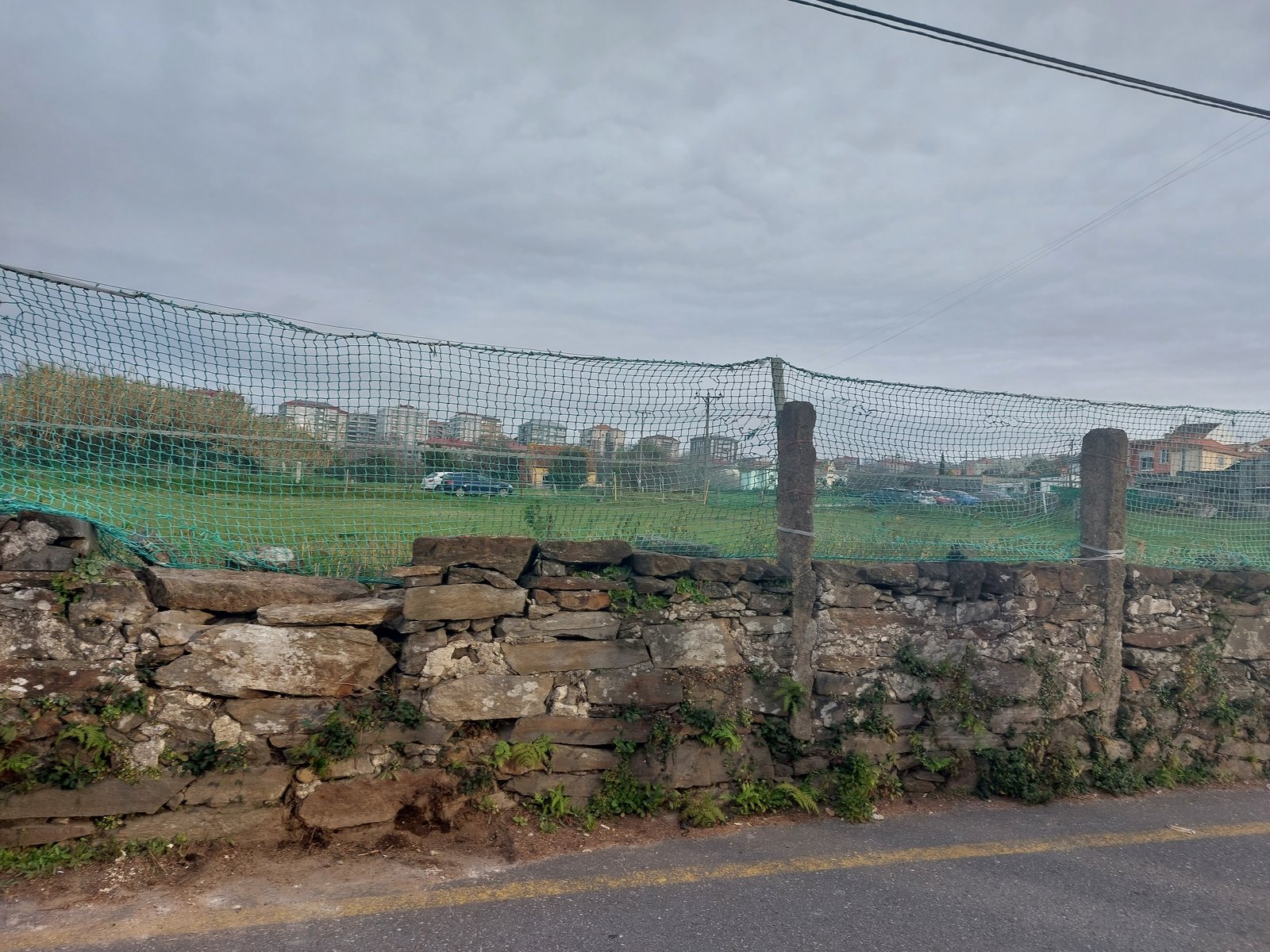 Muro de piedra en Vigo dañado por camión