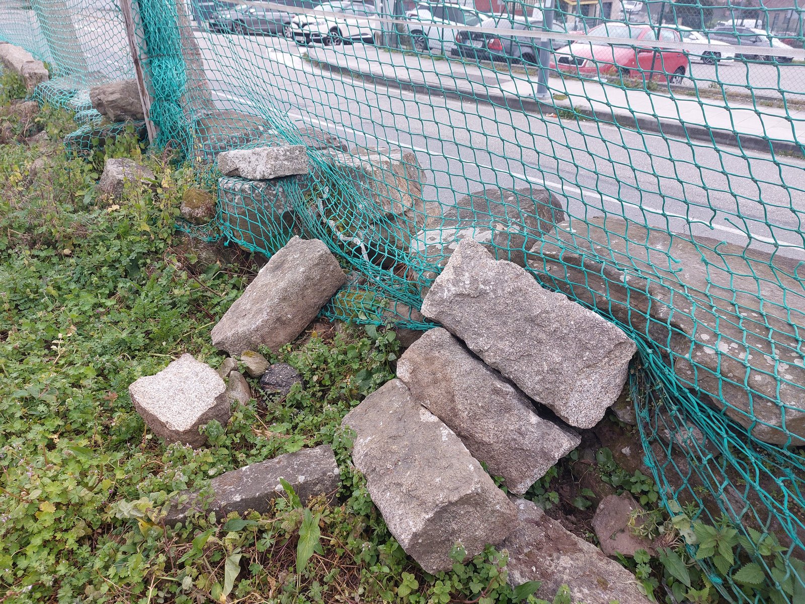 Detalle de fisuras y mampuestos sueltos en Vigo