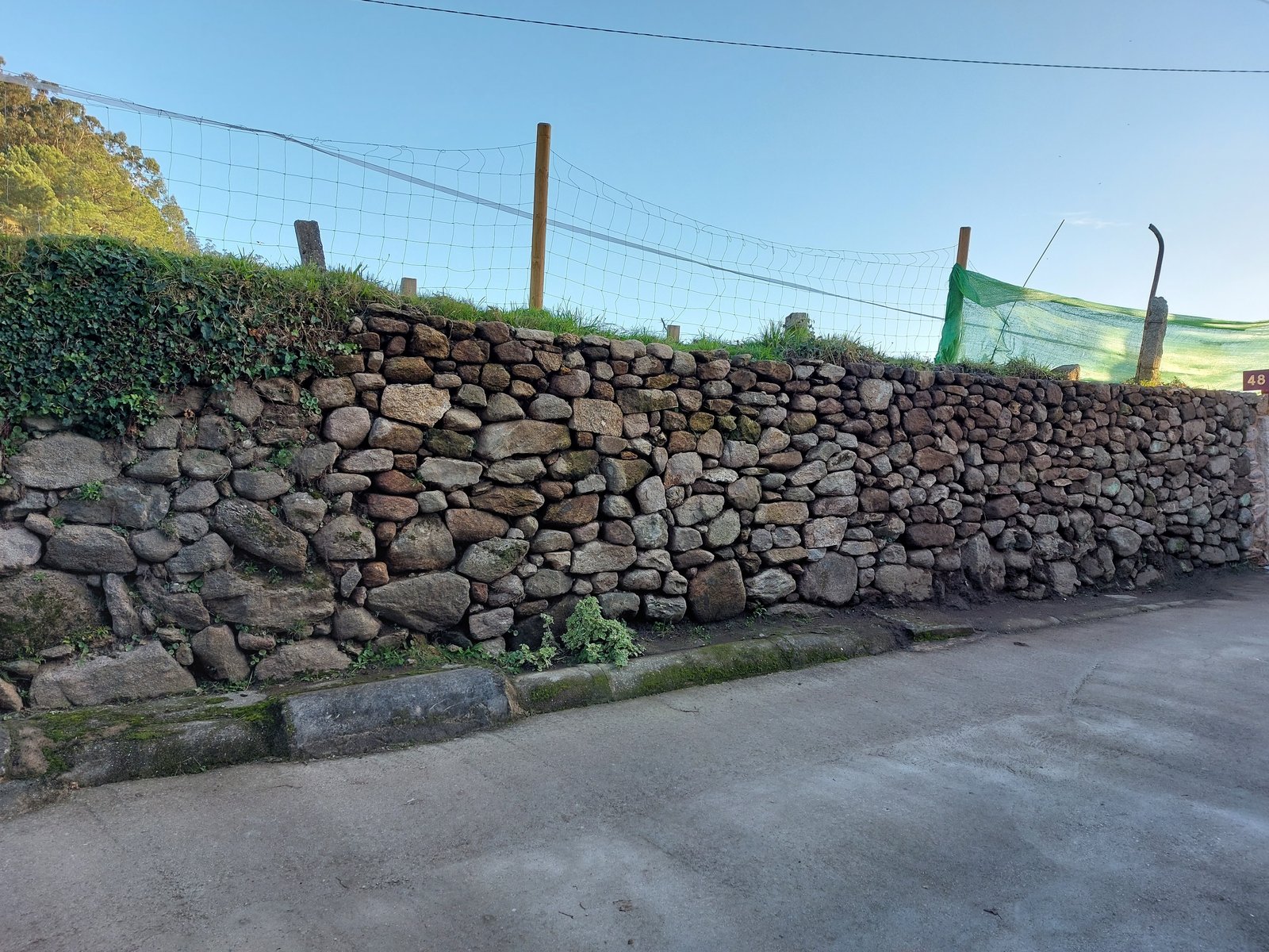 Muro tradicional de mampostería de piedra seca gallega restaurado artesanalmente en Gondomar