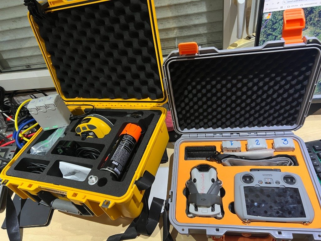 Maletín estanco con interior en foam naranja alojando el dron DJI Mini 4 Pro, mando DJI RC 2 y juego de baterías