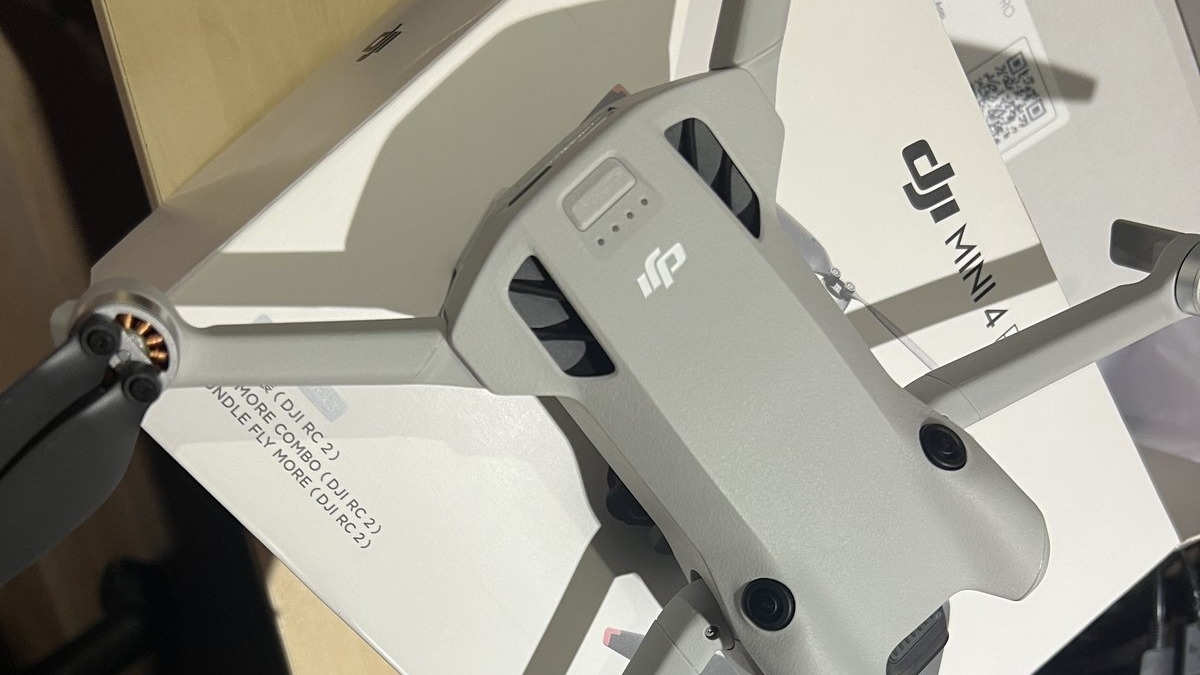 Dron profesional DJI Mini 4 Pro con sensores omnidireccionales y cámara 4K para fotogrametría aérea