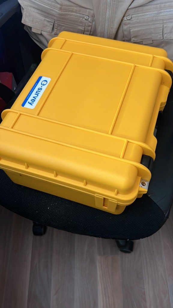 Maletín amarillo de alta durabilidad con el logotipo de eSurvey para trabajo en obra y campo