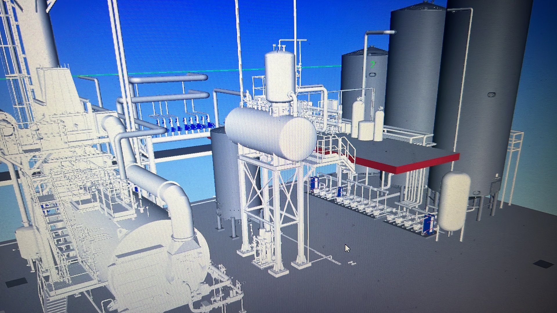 Perspectiva 3D de tuberías industriales y depósitos de proceso en la fábrica de Estrella Galicia