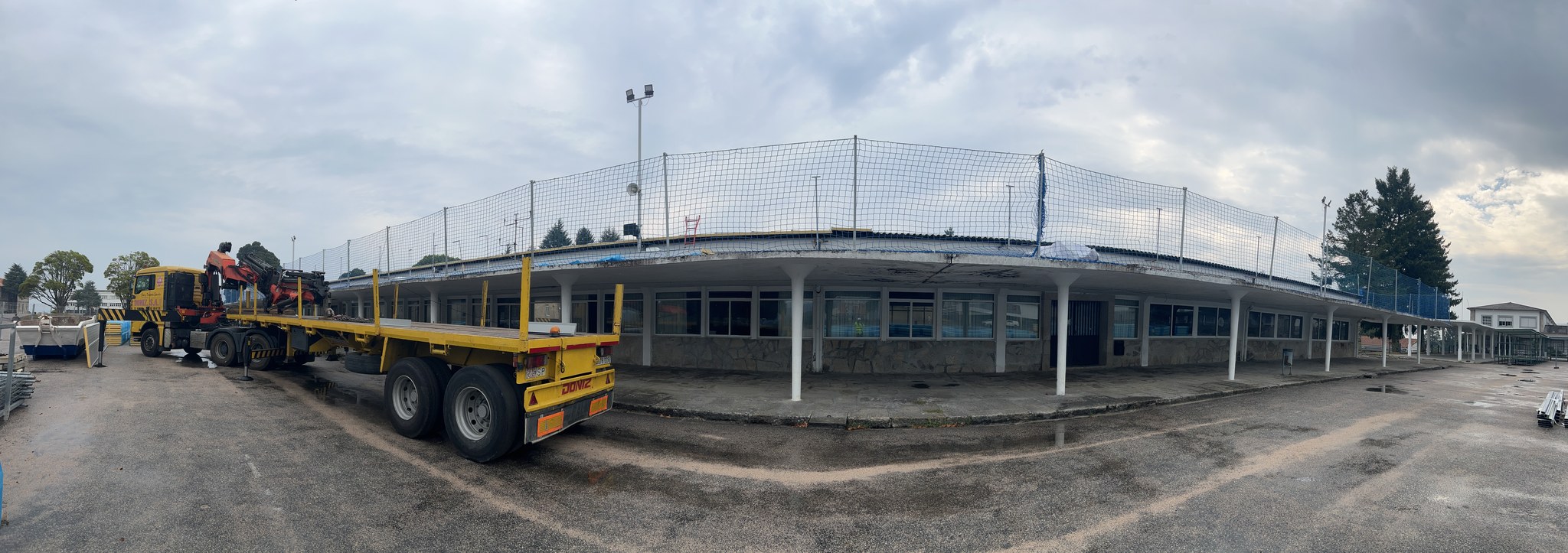 Instalación de red perimetral de seguridad para protección de borde en cubierta