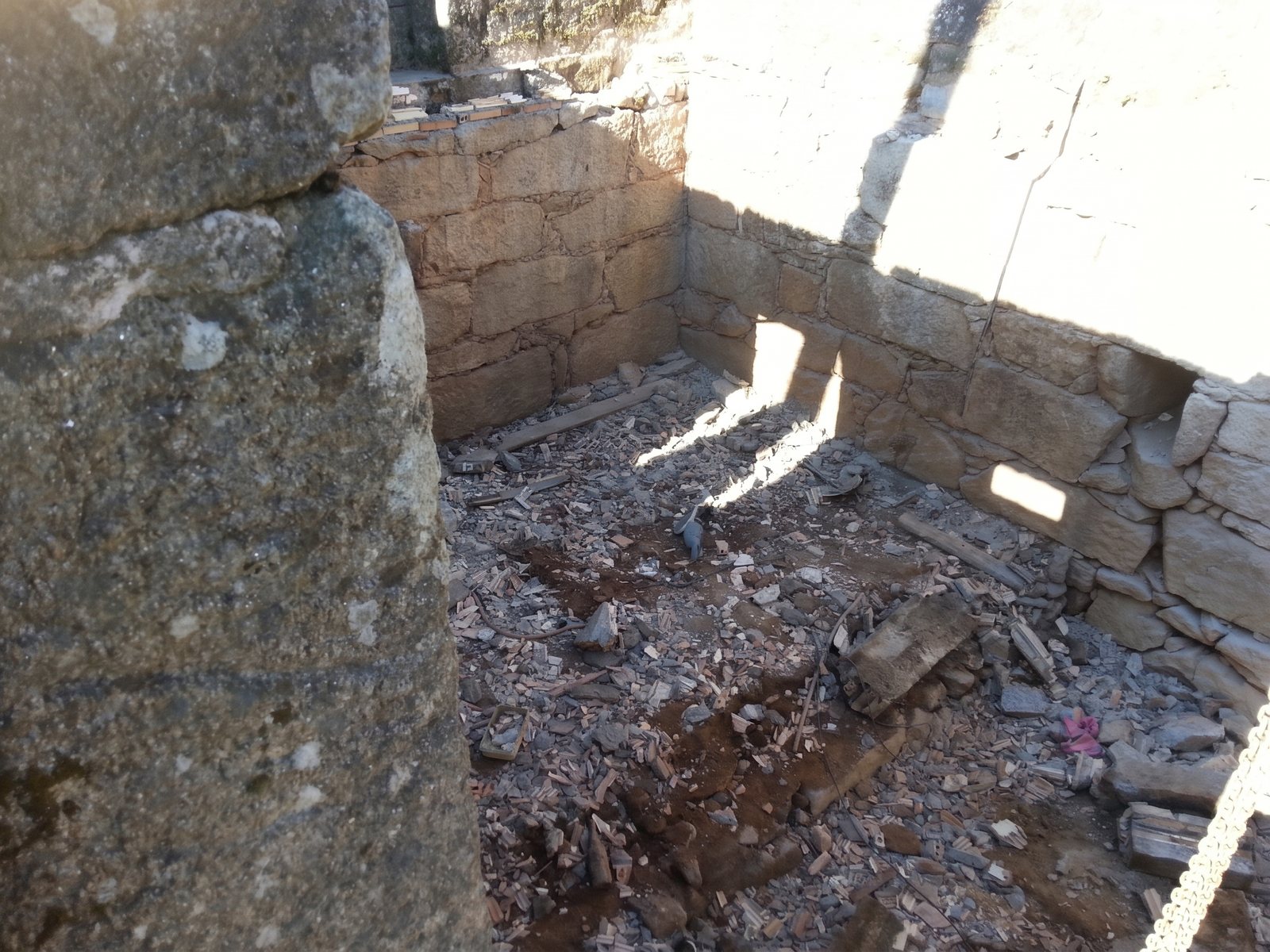 Demolición completa del forjado intermedio de piedra y ladrillo en rehabilitación de casa en Tui