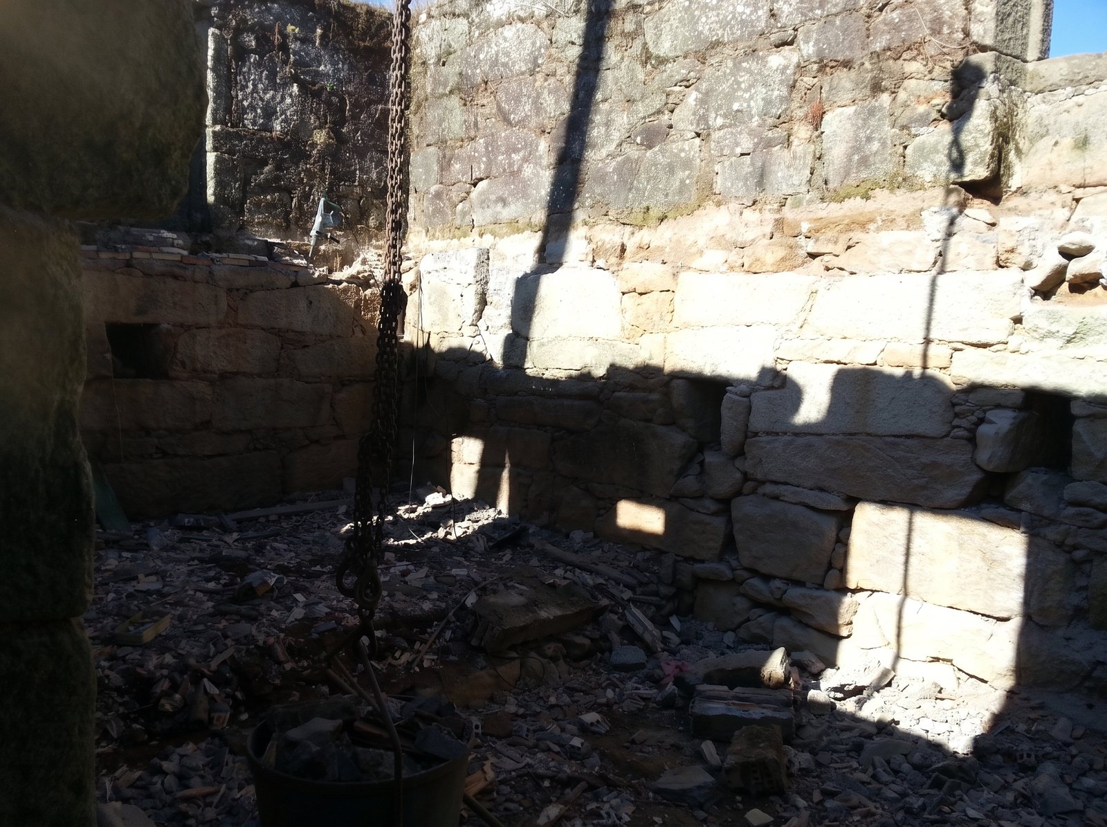 Cota inferior de muros de piedra tras demolición de forjados para ejecución de cámara ventilada en Tui