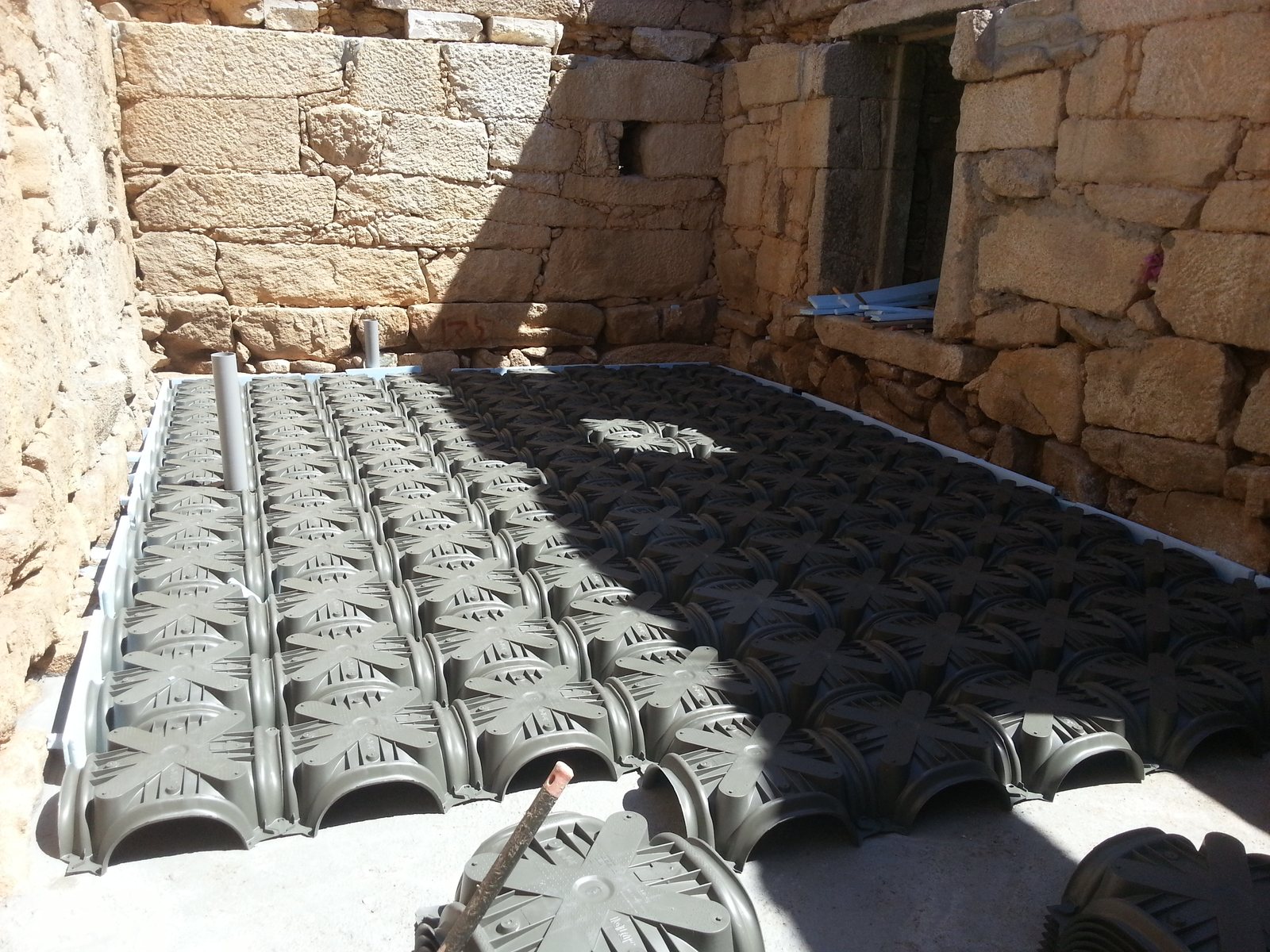 Colocación de casetones de polipropileno tipo Cavity para sanear y ventilar la placa inferior en reforma de casa de piedra en Tui