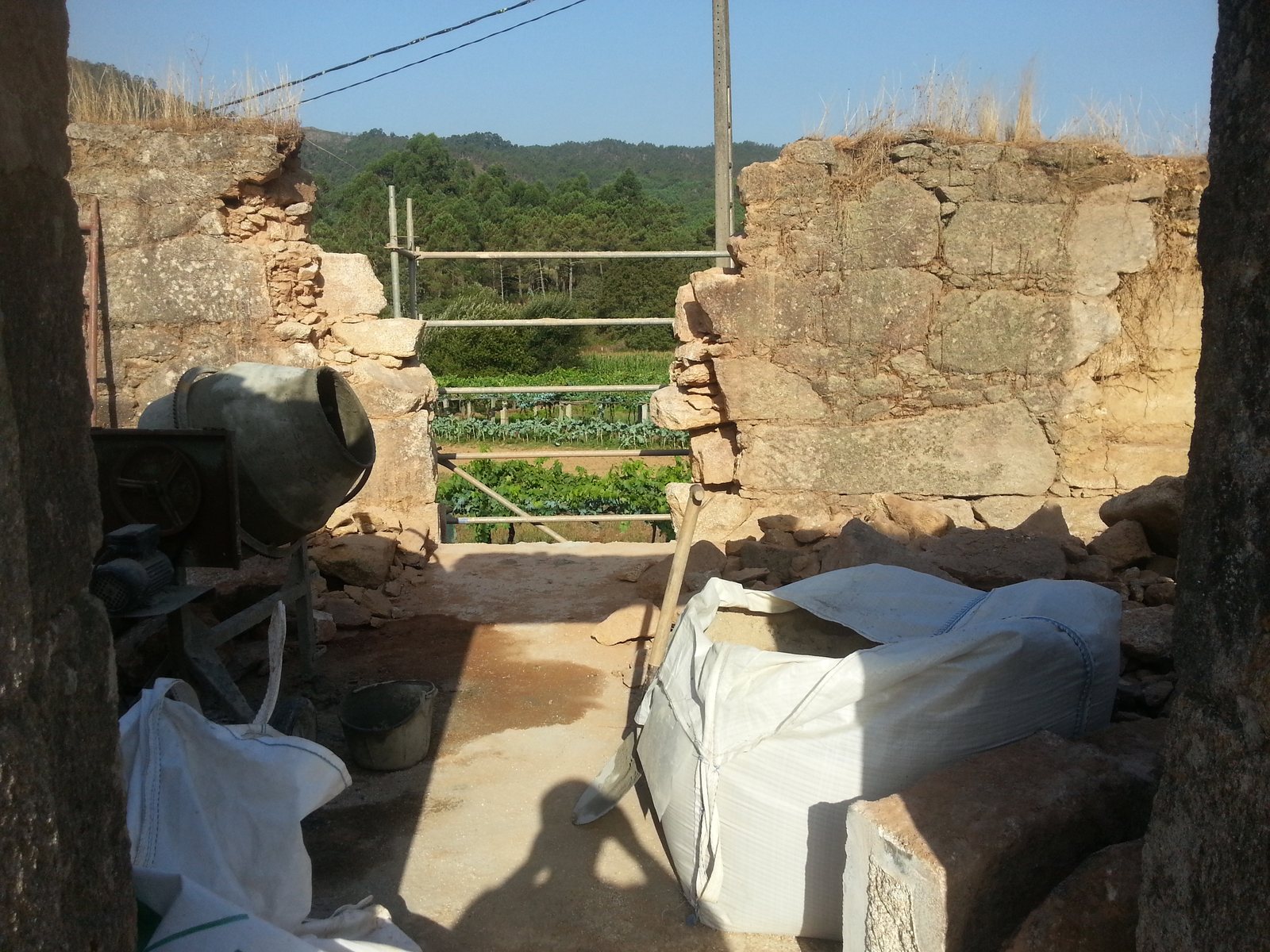 Apertura de hueco estructural en muro de granito durante la reforma de vivienda unifamiliar en Tui
