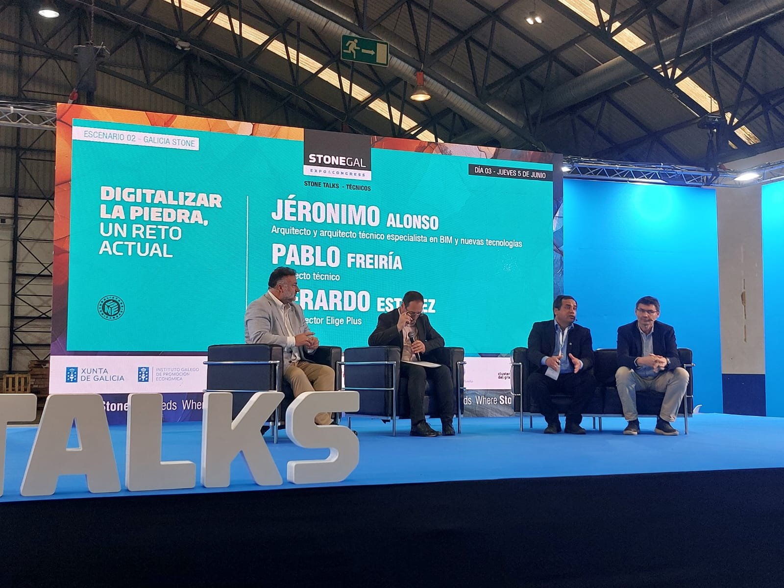 Pablo Freiría Lorenzo presentando el caso práctico de escaneado 3D y stand CNC del IES Ribeira do Louro en STONEGAL 2025